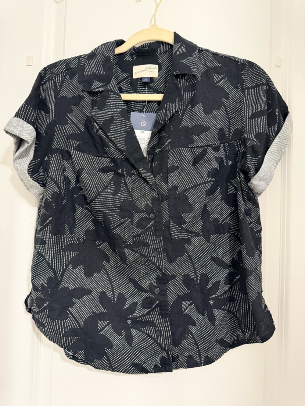 NWT! Universal Thread | Black and White Floral Short-Sleeve Button-Down